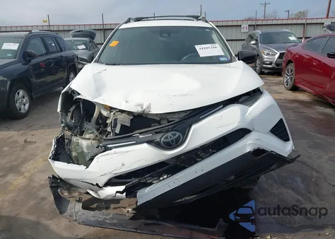 2017 Toyota Rav4 Le z USA, uszkodzony, nr VIN JTMZFREV4HJ132084